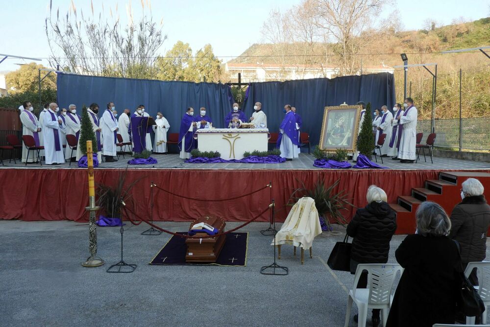 Lacrime e preghiere ai funerali di Don Alfonso Santamaria: “Servitore del Vangelo”