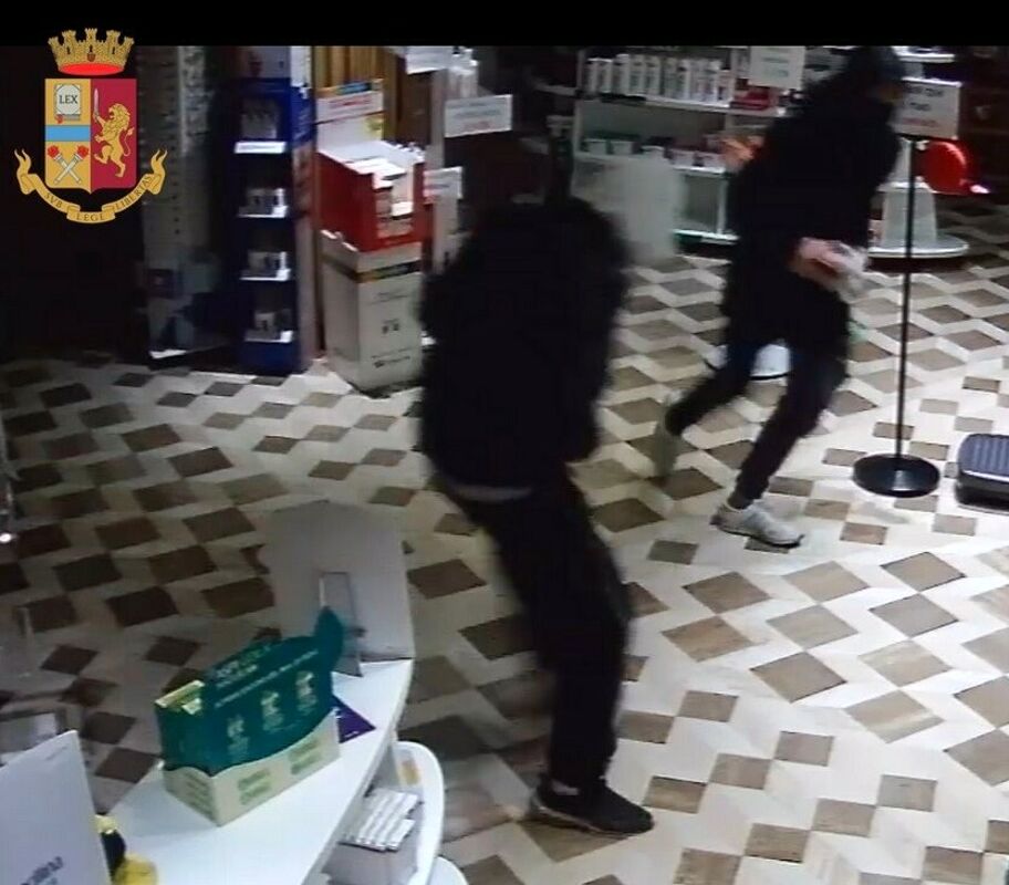 Furti notturni nei negozi: arrestati due ladri a Battipaglia, il blitz