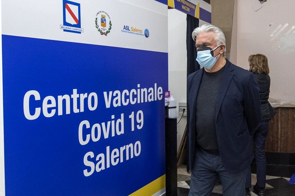 Covid-19 a Salerno: il sindaco Napoli si è vaccinato con Astrazeneca