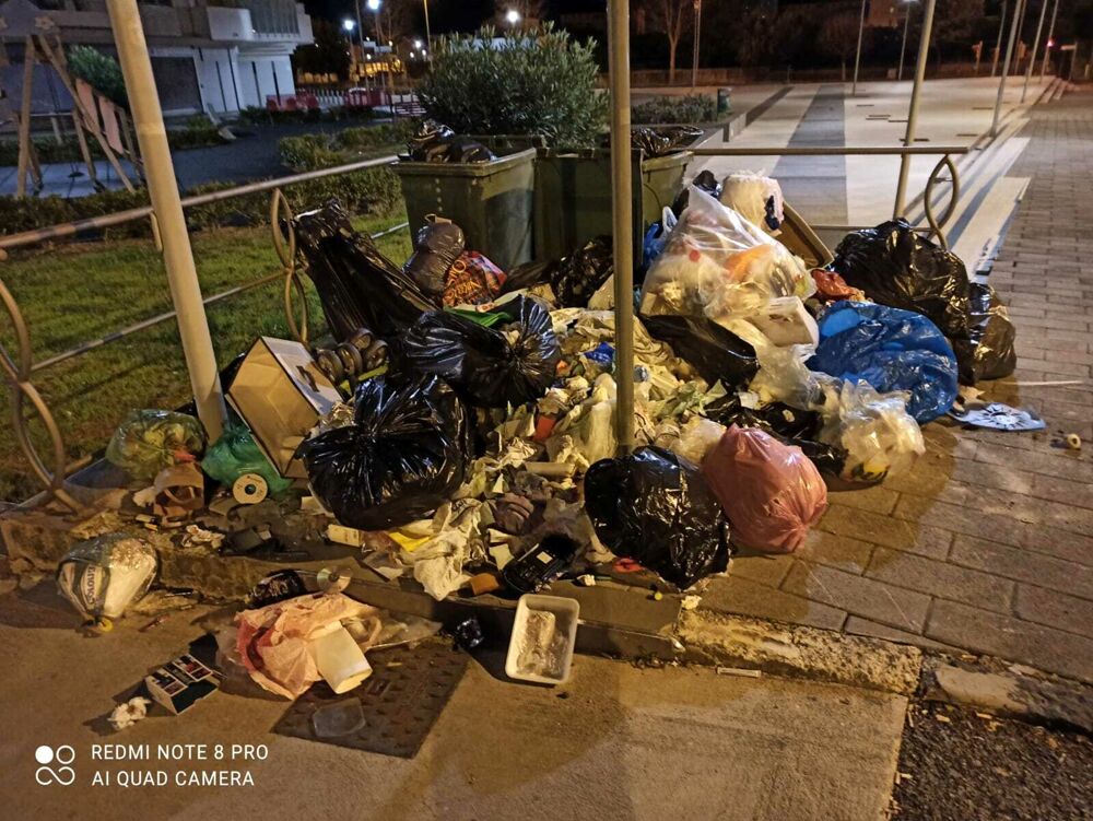 I residenti sono “incivili”, la Salerno Pulita non raccoglie i rifiuti