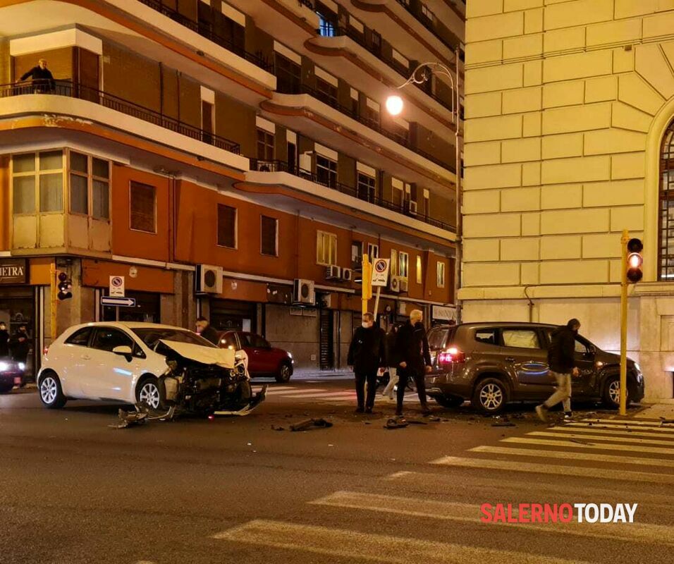 Incidente tra due auto in pieno centro a Salerno: una finisce sul marciapiede