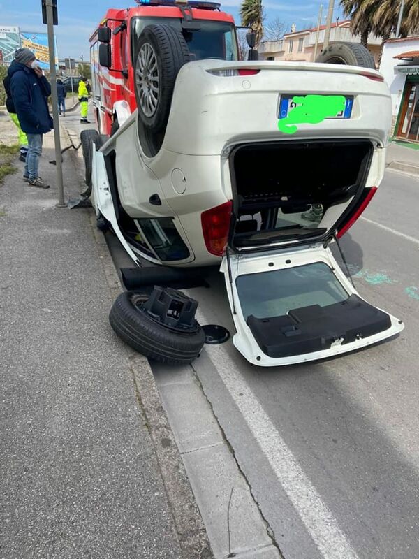 Incidente a Sarno: auto si ribalta, conducente in ospedale