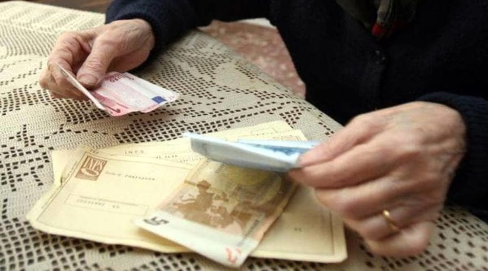 “Sono un tuo lontano familiare, dove custodisci i soldi?”: napoletano ruba 9mila euro ad anziana, arrestato
