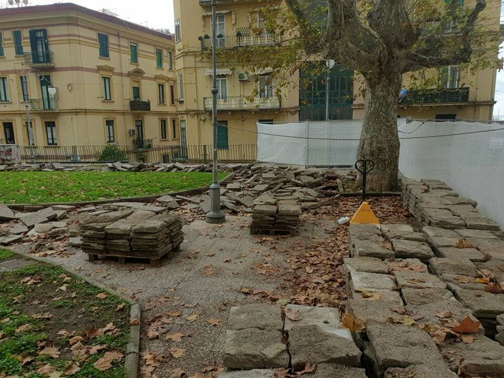 Piazza Alario, la denuncia del comitato: “Lavori fermi, area abbandonata”