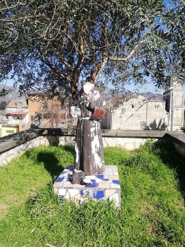 Vandalizzata la statua di Padre Pio a Mercato San Severino: l’ira del sindaco