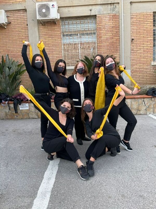 “Da donna a donna. Ricuciamo i legami”, flash mob davanti al carcere di Salerno