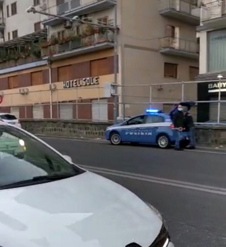 Covid-19, controlli in zona rossa a Nocera: polizia all’ingresso dell’autostrada