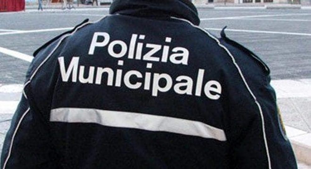 Blitz dei vigili urbani ad Agropoli, sequestrato un deposito di bombole