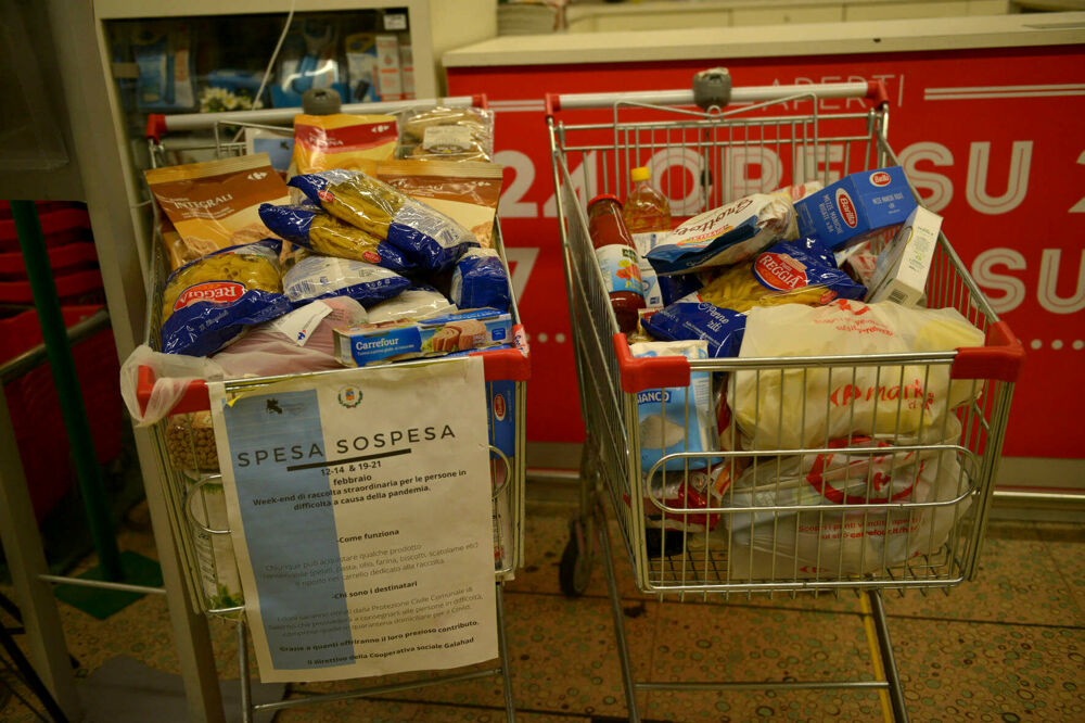Pasti e alimenti per i meno abbienti: la raccolta nei Carrefour e il Piatto Sospeso nei locali continuano