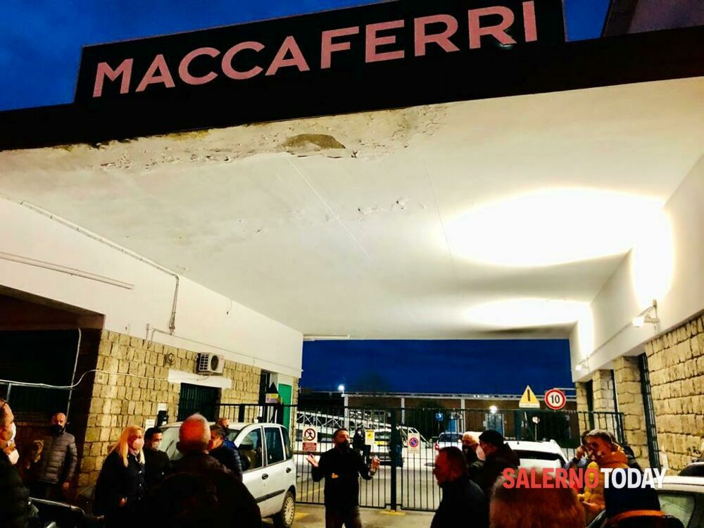 Bellizzi, chiude la Maccaferri: protesta degli operai, la vicinanza del sindaco