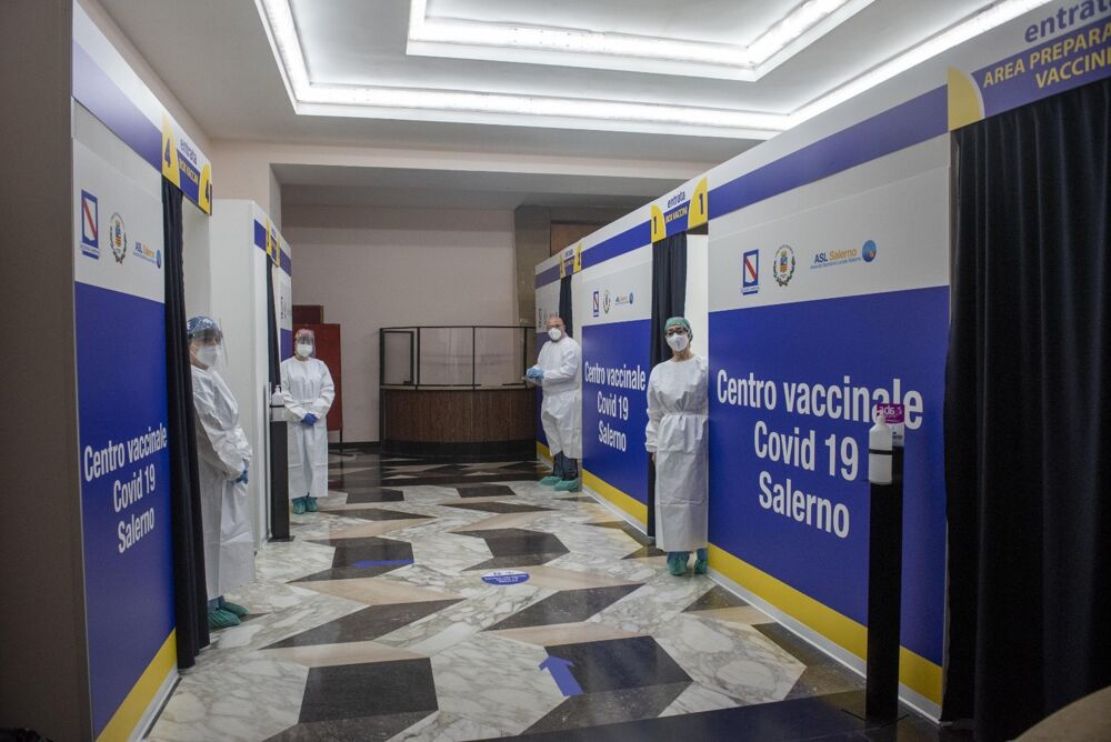 Covid-19 a Salerno, aperto il centro vaccinale al teatro Augusteo
