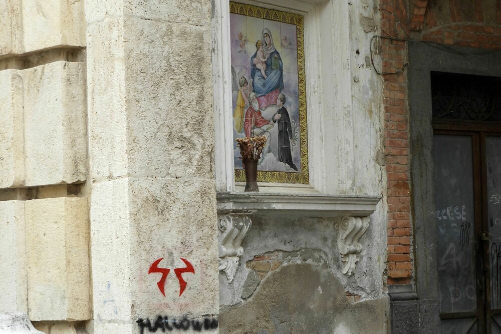 Vandali in azione a Salerno centro, muri tappezzati con un nuovo simbolo