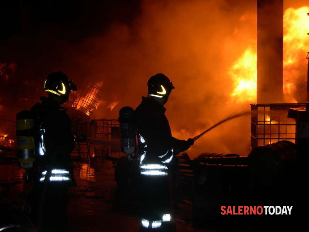 Incendio in una villetta a Battipaglia: muore badante, salvata coppia di anziani
