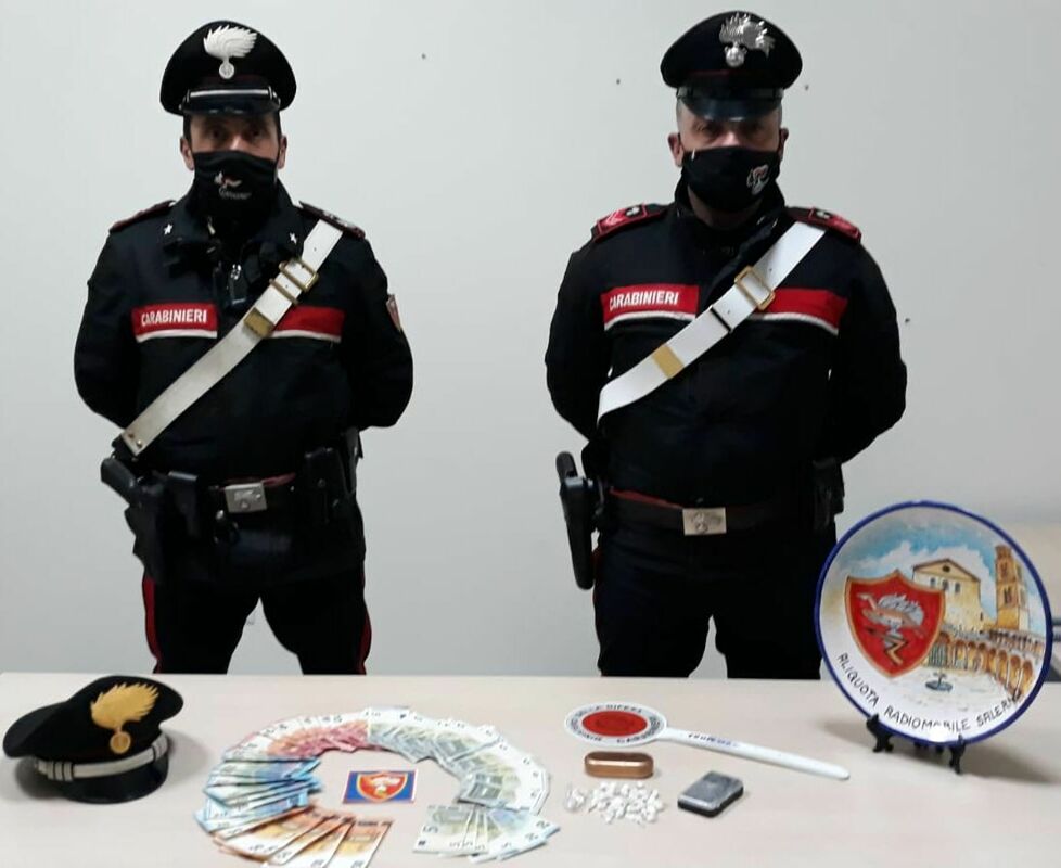 Casa di spaccio a Salerno, blitz dei carabinieri: arrestati due giovani