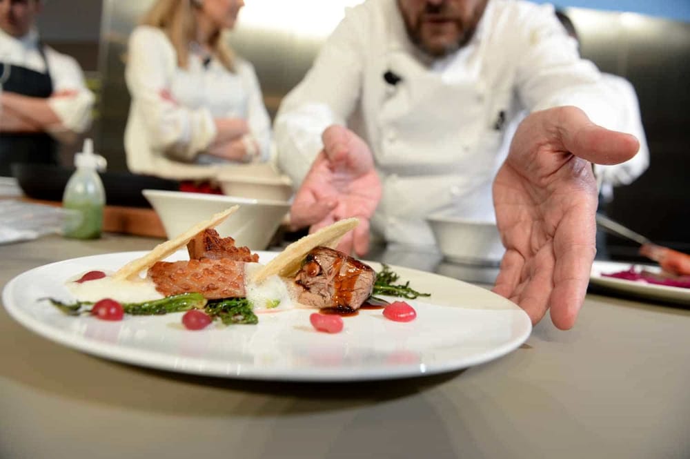 Gli italiani a tavola, il report di Alta Cucina: attenti agli ingredienti ma si butta ancora il cibo