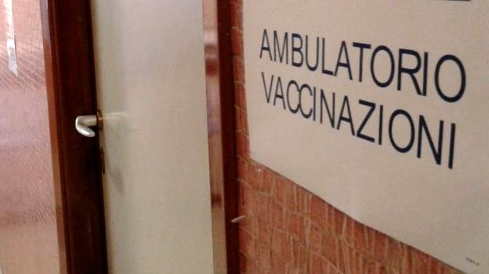 Hub vaccinale a San Marzano, opposizione: “Giusto combattere il virus ma è un grave errore togliere una sede ai volontari”