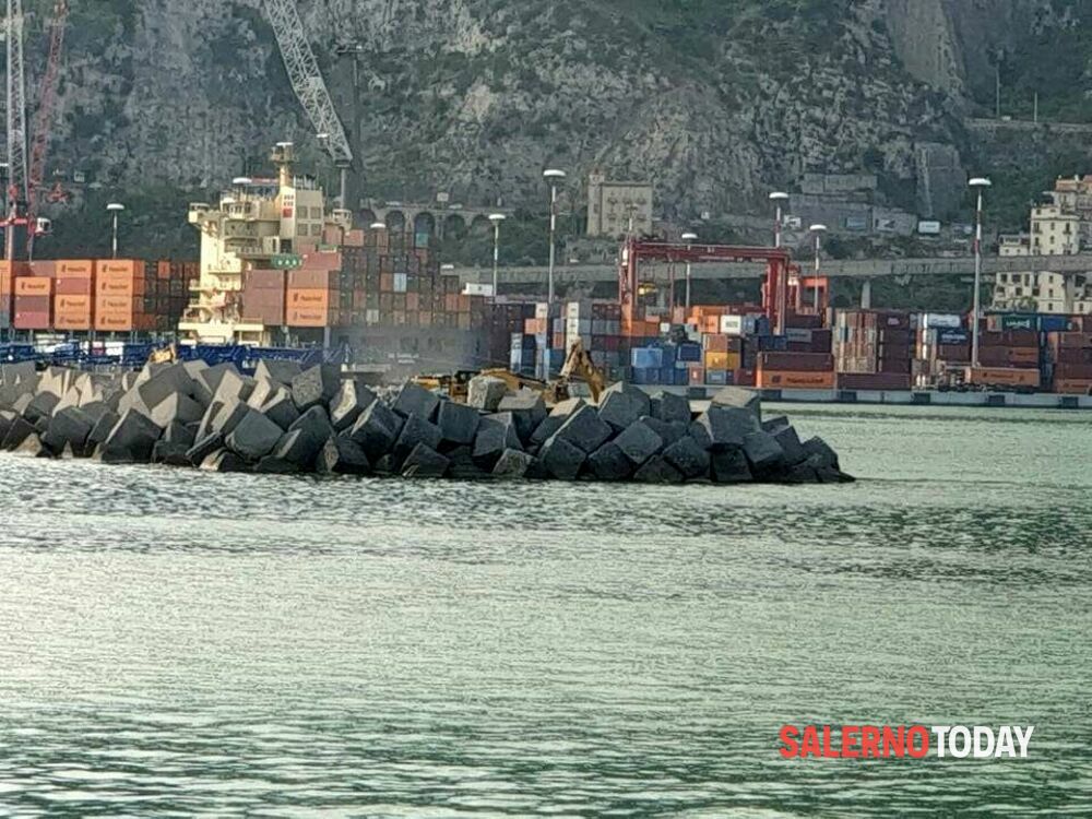 Porto di Salerno cantiere aperto: spuntano i led al Molo Manfredi, prende forma la nuova imboccatura