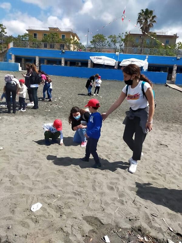 “Outdoor Education”: bimbi a lezione in spiaggia, l’iniziativa della Matteo Mari e dell’Alfano I