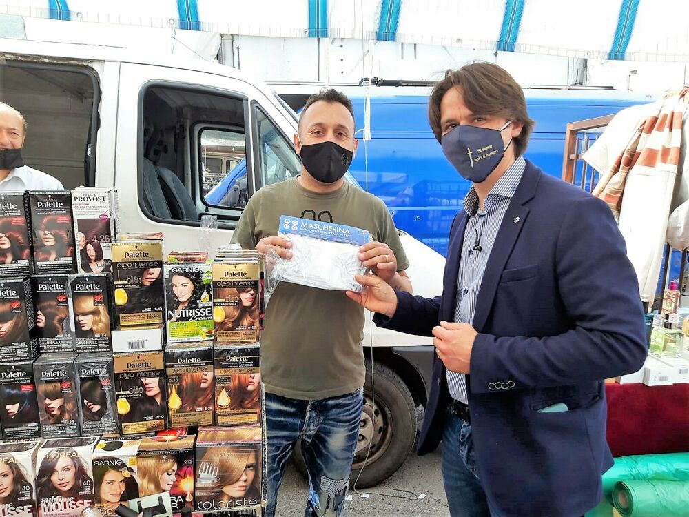 Mercato di Pagani, Comune e Anva consegnano kit mascherine agli operatori ambulanti