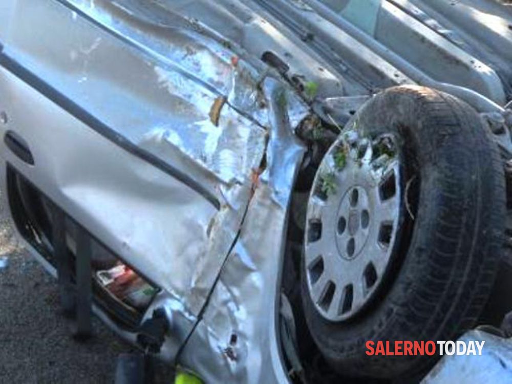 Incidente tra auto a Scafati, una si ribalta: tre feriti