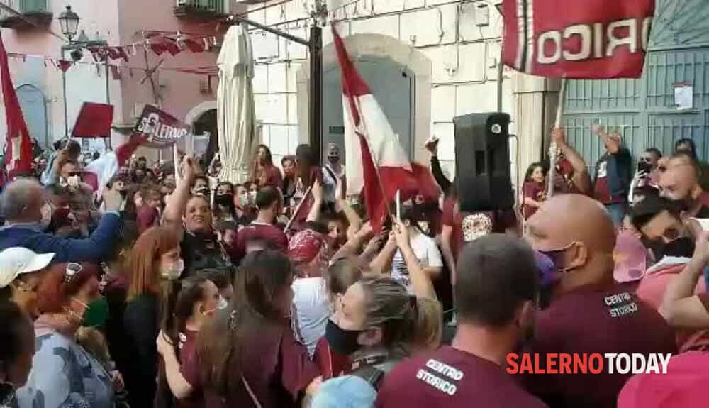 Bagno di folla nel centro storico: si balla con Libague, il video