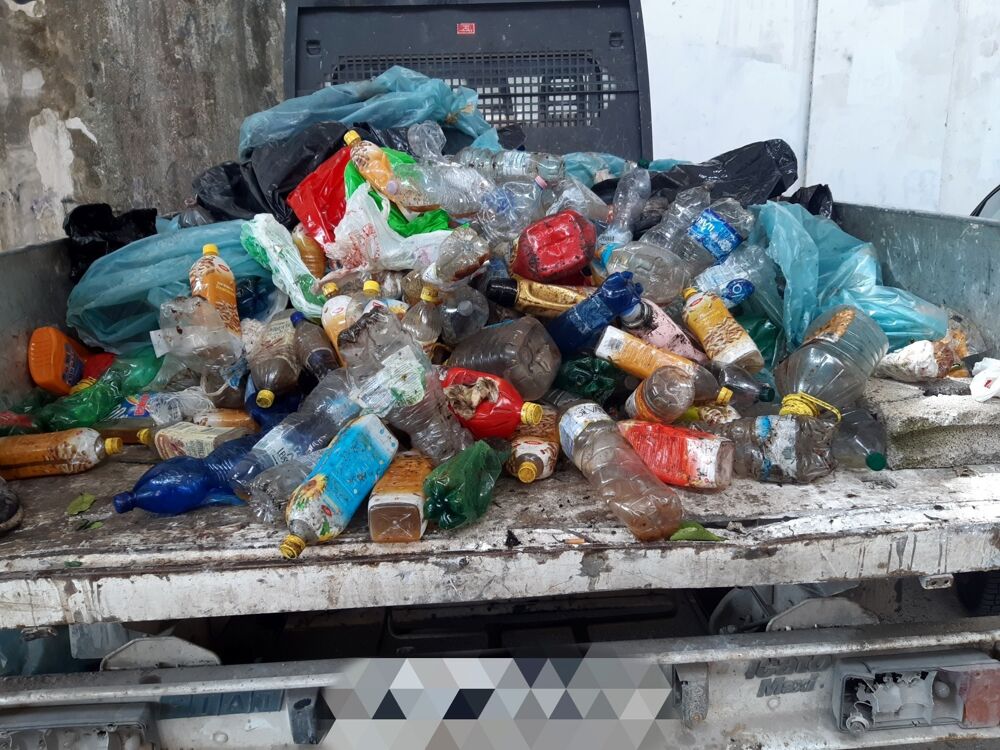 Trasportava 5 quintali di rifiuti speciali: sequestrato camion a Montecorvino Rovella