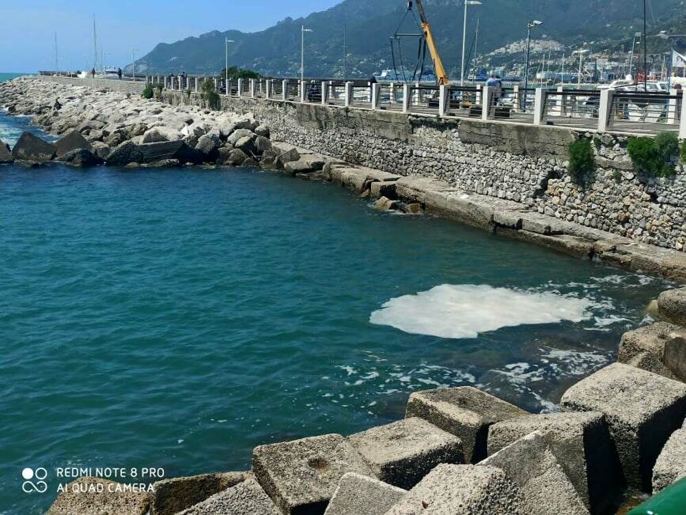 Mare sporco e chiazze di schiuma a Salerno: la segnalazione