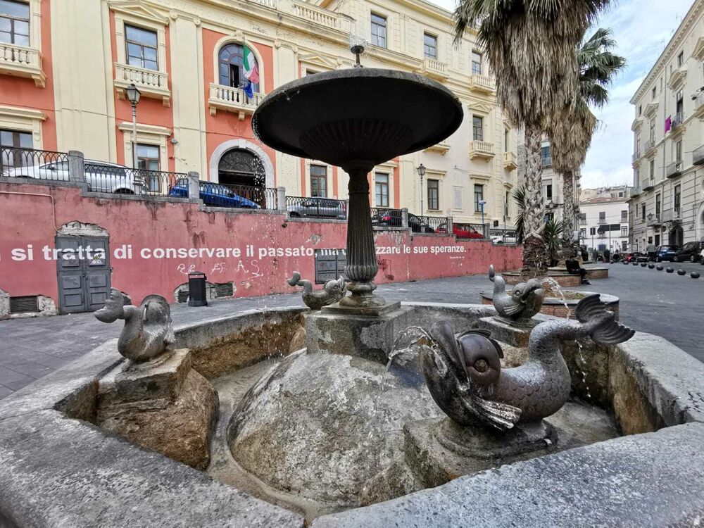 Salerno, ripulita la storica fontana di Largo Abate Conforti