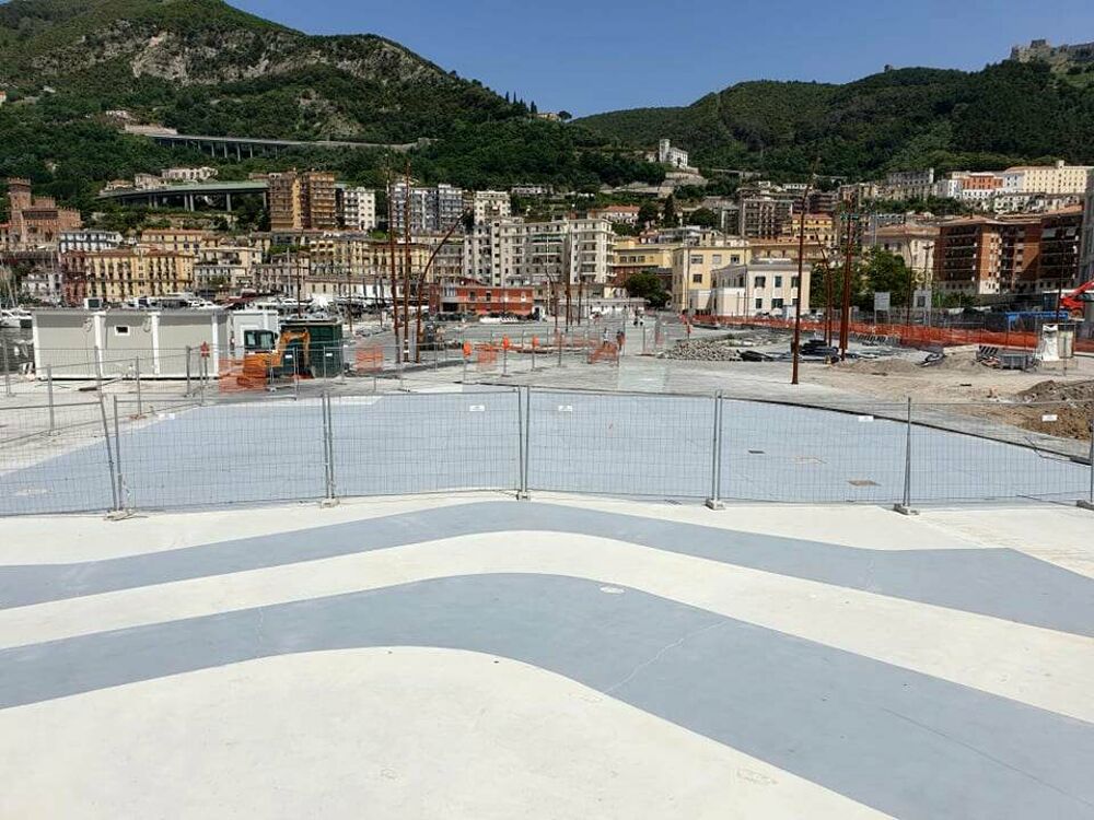 Salerno, passata la resina sull’area di cemento situata tra la Stazione Marittima e la pavimentazione