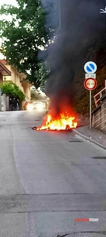 Salerno, auto esplode in viale delle Ginestre: residenti spaventati