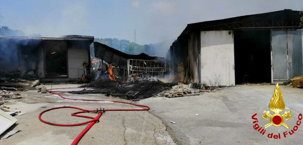 Incendio in mobilificio e falegnameria a Centola: l’intervento dei vigili del fuoco