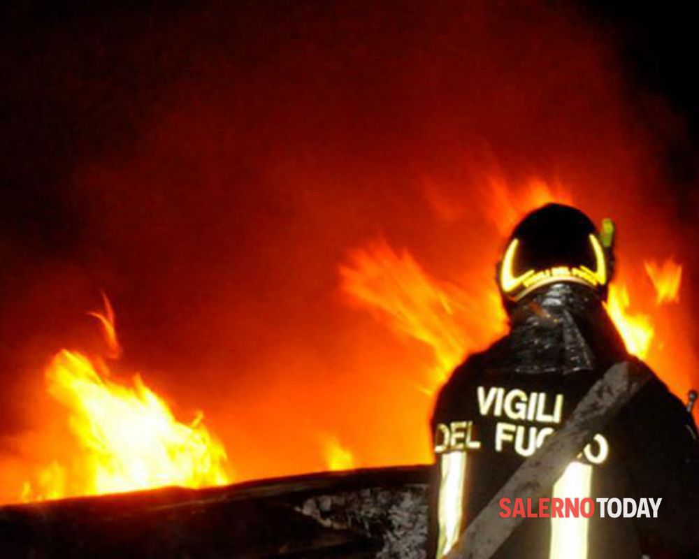 Incendio in una villa ad Agropoli: corrono i vigili del fuoco