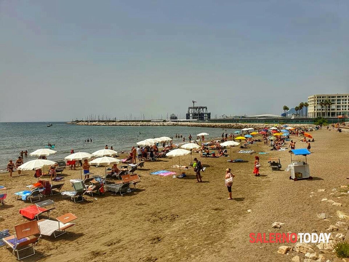 Caldo, sole e relax a Salerno: folla di bagnanti a Santa Teresa