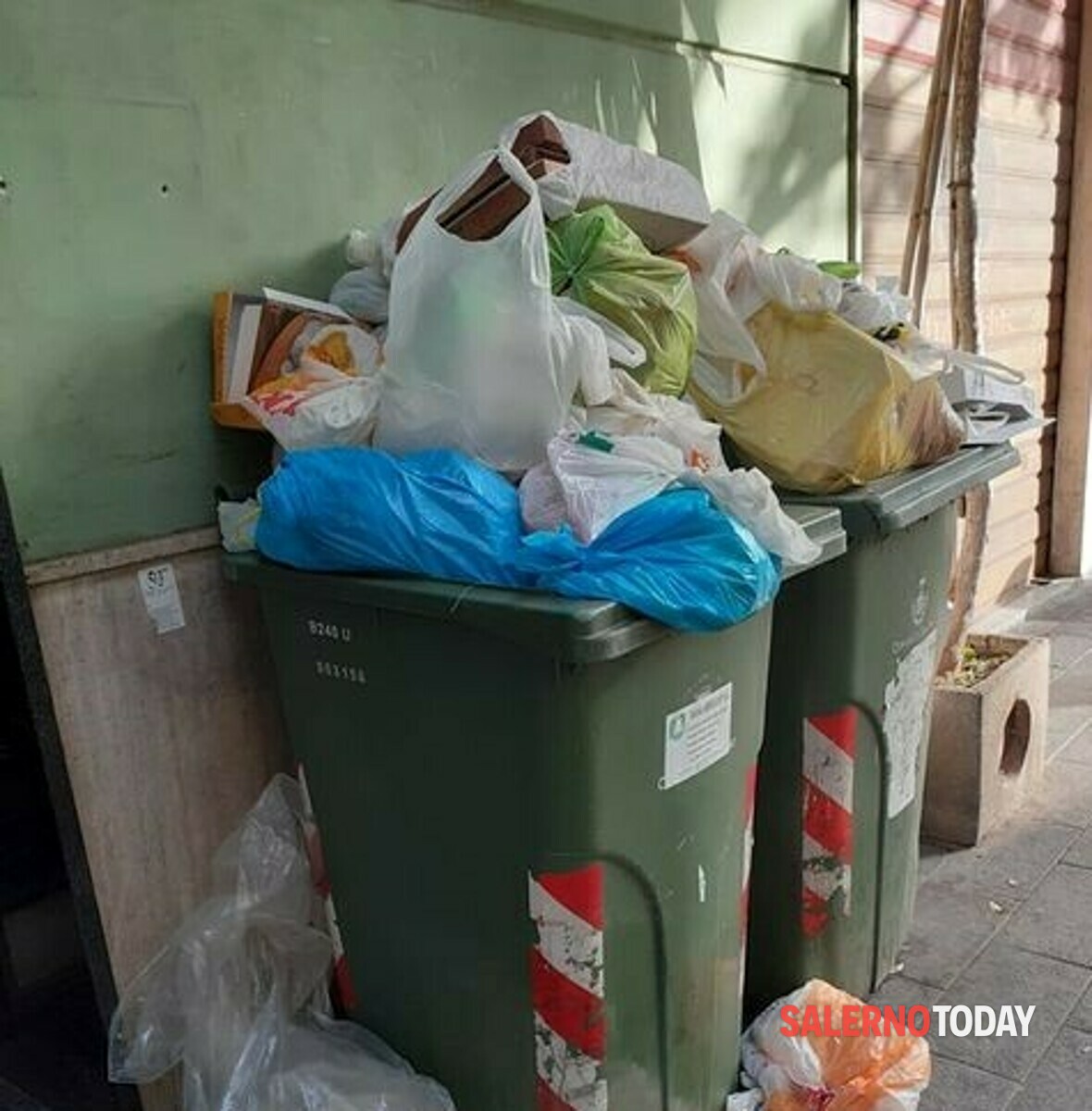 Cestini colmi di rifiuti a Salerno: da San Leonardo a via Manganario, si blocca la raccolta dell’umido