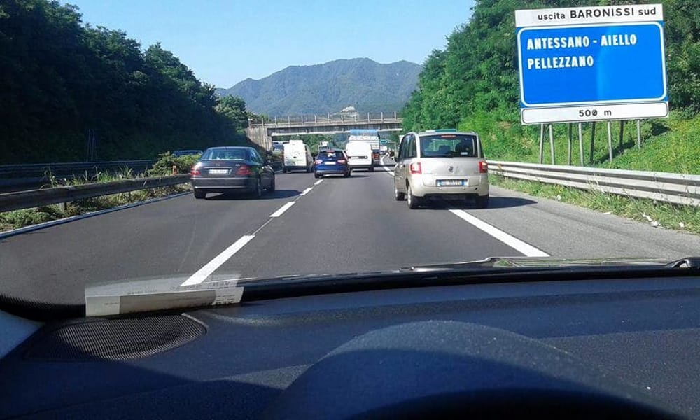 Incidente sul raccordo Salerno-Avellino: auto si ribalta a Fisciano