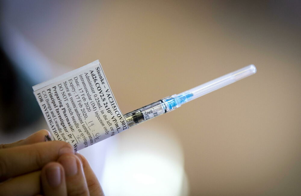 Vaccini anti-Covid in farmacia, la denuncia di Federfarma Campania: “Siringhe scariche”