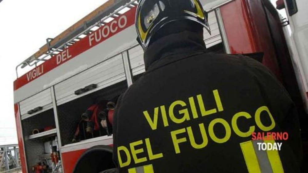 A fuoco un camion per la raccolta dei rifiuti ad Agropoli: corrono i vigili del fuoco