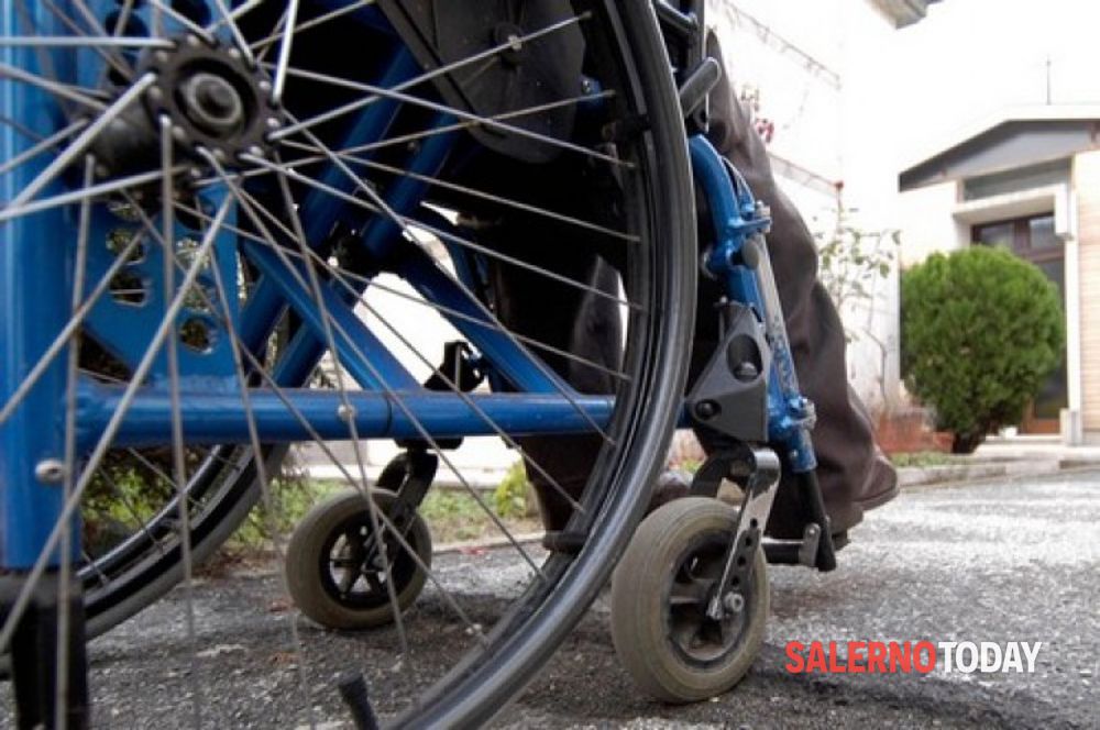 Investita da un’auto mentre attraversa la strada: disabile in carrozzina finisce in ospedale a Sarno