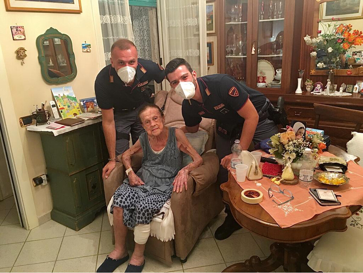 Salerno, anziana cade in casa e chiede aiuto dal balcone: soccorsa dai poliziotti