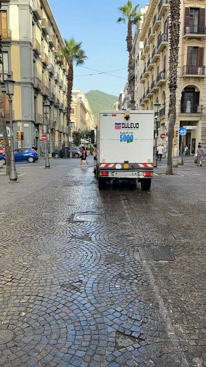 Lavaggio delle strade a Salerno, l’intervento voluto da sindaco e assessore