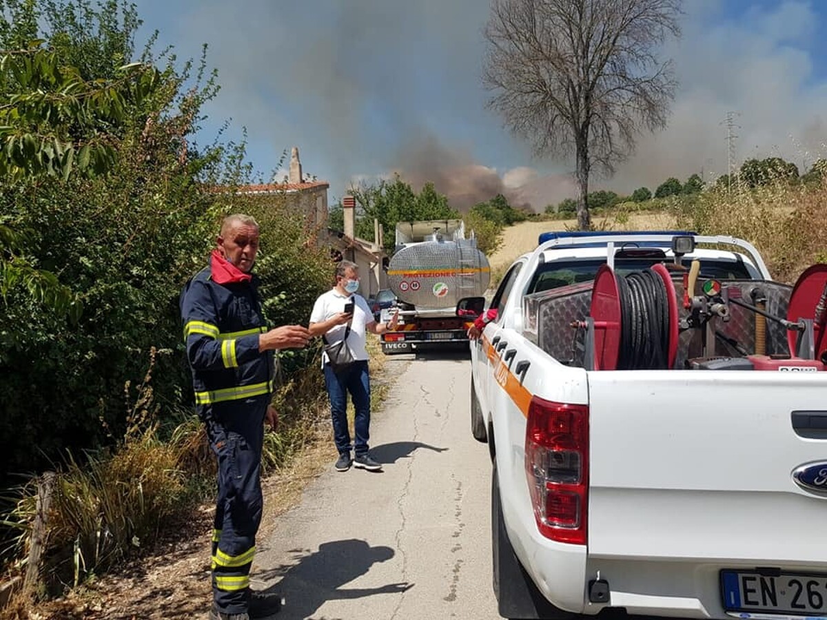 Incendio nel bosco tra Caggiano e Salvitelle: chiusa la Sp341