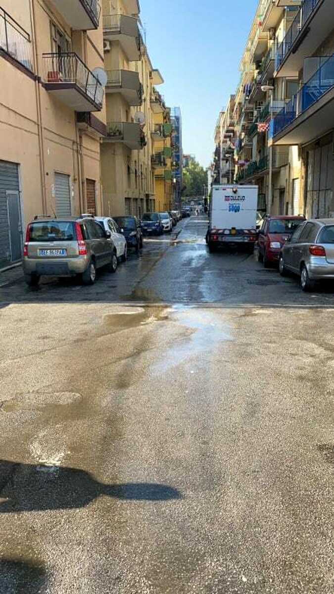 Lavaggio e pulizia delle strade a Salerno, il sindaco precisa: “Non solo al centro”