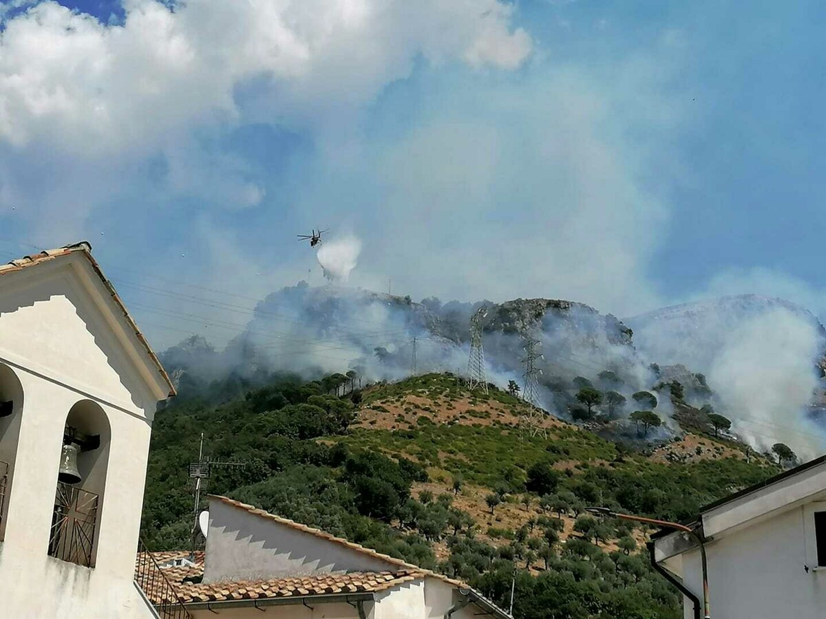 Brucia la provincia: fiamme sul Monte Tubenna, altro incendio a Teggiano