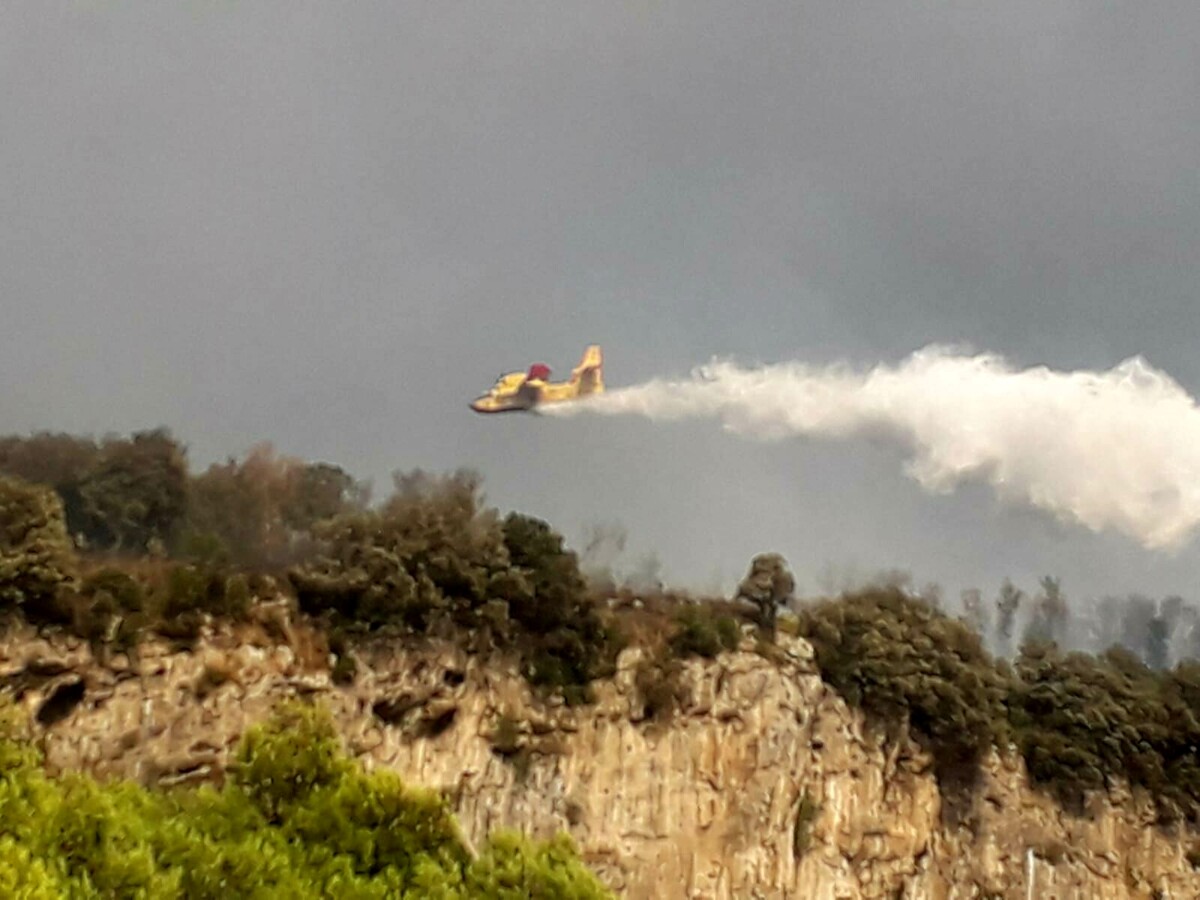 Incendio sul Monte Caruso a Roccapiemonte: arriva il canadair