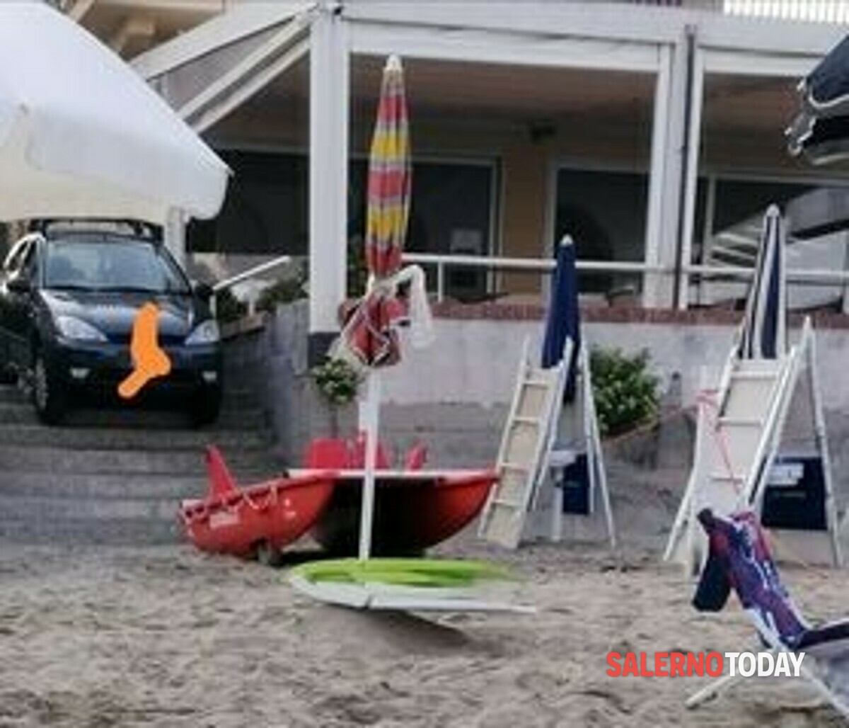 Agropoli, la foto della vergogna: auto parcheggiata sulle scale della spiaggia