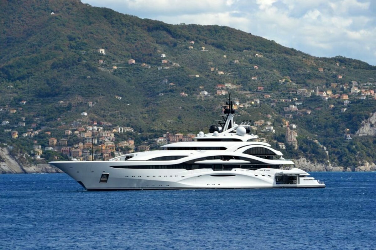 Estate 2021, lo yacht da sogno dell’emiro del Qatar avvistato in Costiera Amalfitana