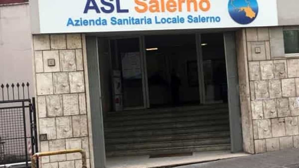 Vaccinazioni a Salerno: arriva il camper davanti alle scuole