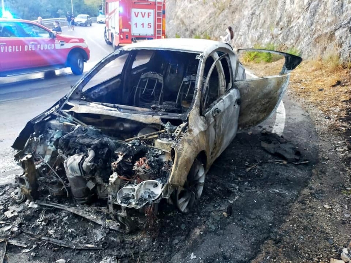Incidente lungo l’A2 del Mediterraneo: disagi e rallentamenti, a fuoco un’auto a Coperchia