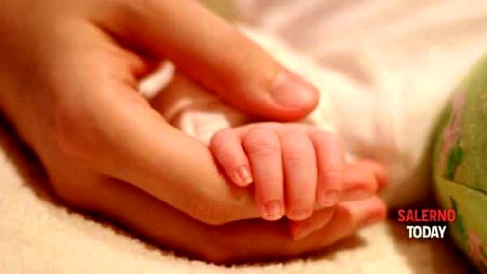 La donna incinta positiva al Covid partorisce a Napoli: la bimba nasce dopo 24 settimane