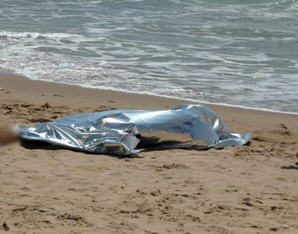 Mistero ad Eboli, ragazzo trovato morto sulla spiaggia: si indaga